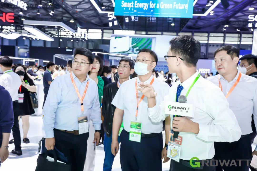 覃明東總經理一行參觀了古瑞瓦特展臺