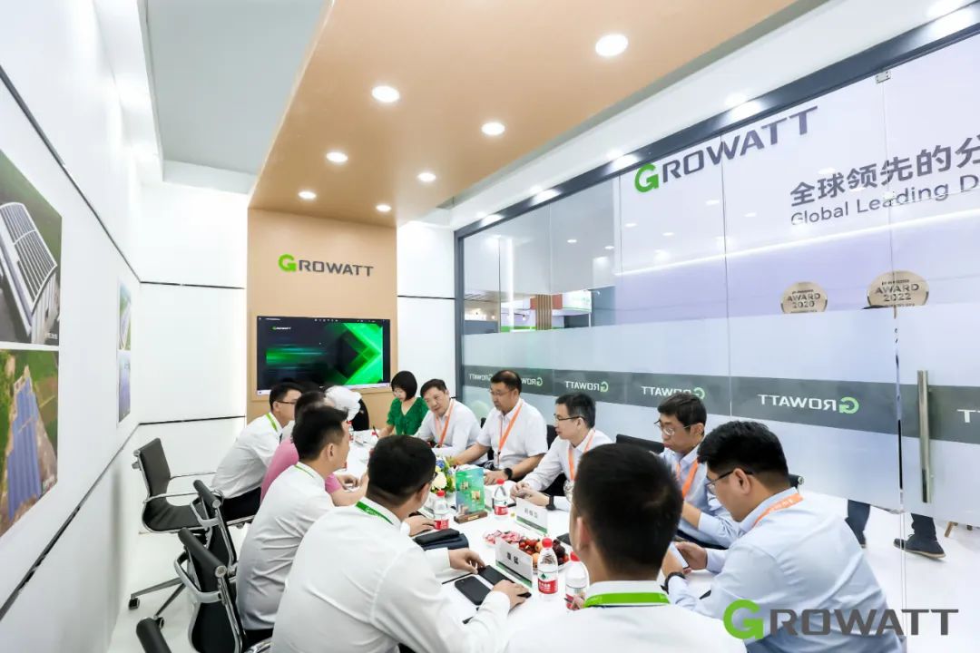 覃明東總經理一行參觀了古瑞瓦特展臺