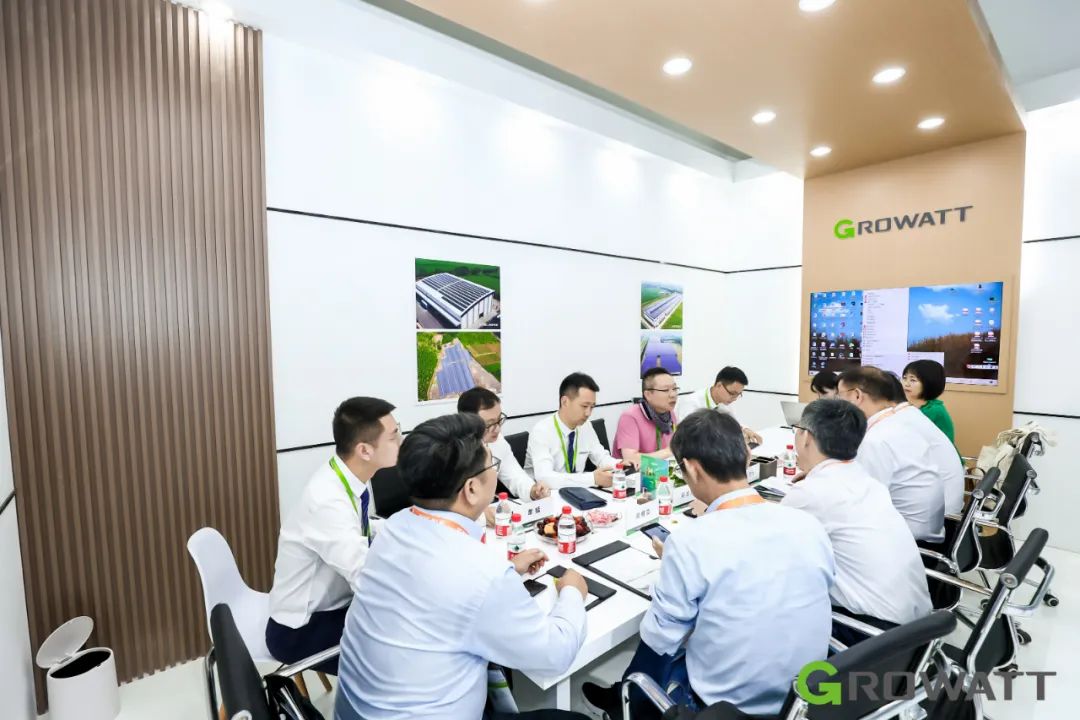 覃明東總經理一行參觀了古瑞瓦特上海展臺